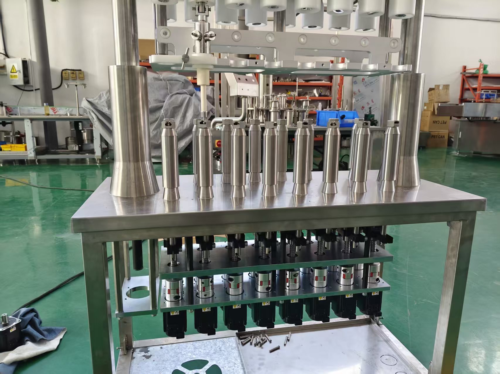 최신 회사 블로그 제약 충전 응용 분야에서 서보 피스톤 펌프와 연동 펌프 중 선택